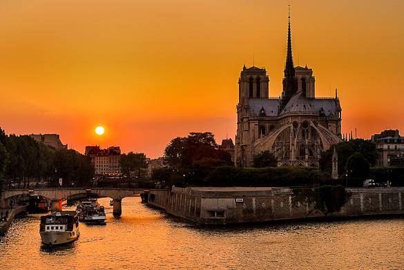 Image of Ile da la Cité and the Notre Dame at sunset in Paris