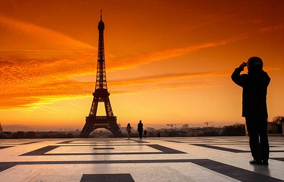 Image of the Eiffel Tower at sunset taken from the Esplanade du Trocadéro
