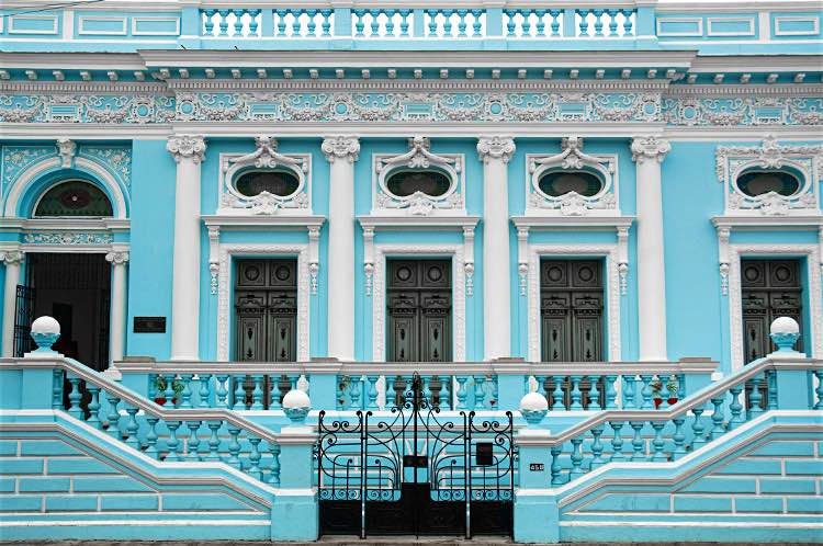 Beautiful colonial buildings line the streets of Mérida. Image by Mark D Callanan / 